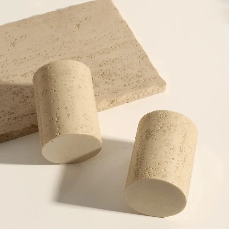 Accessoires de salle de bain en pierre travertin.