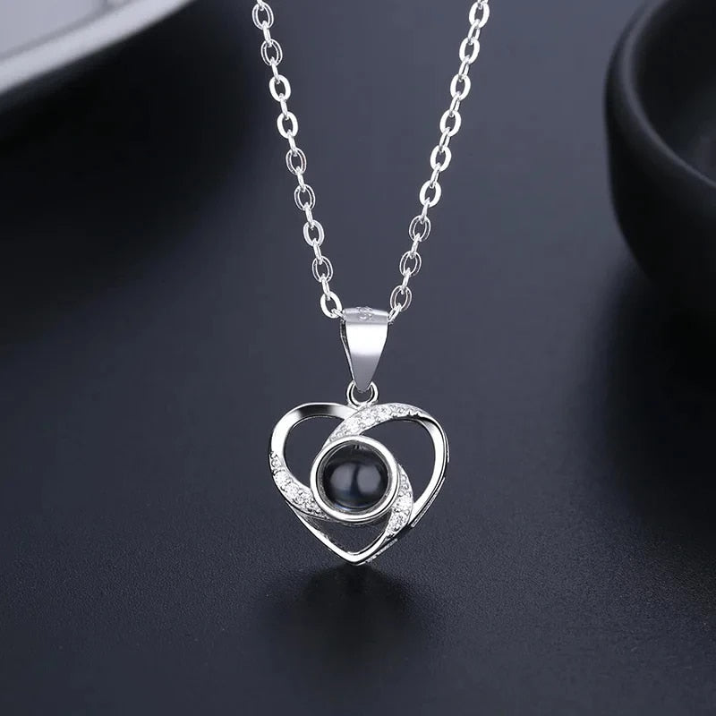 EternalLove Necklace – Collier en forme de cœur en 100 langues