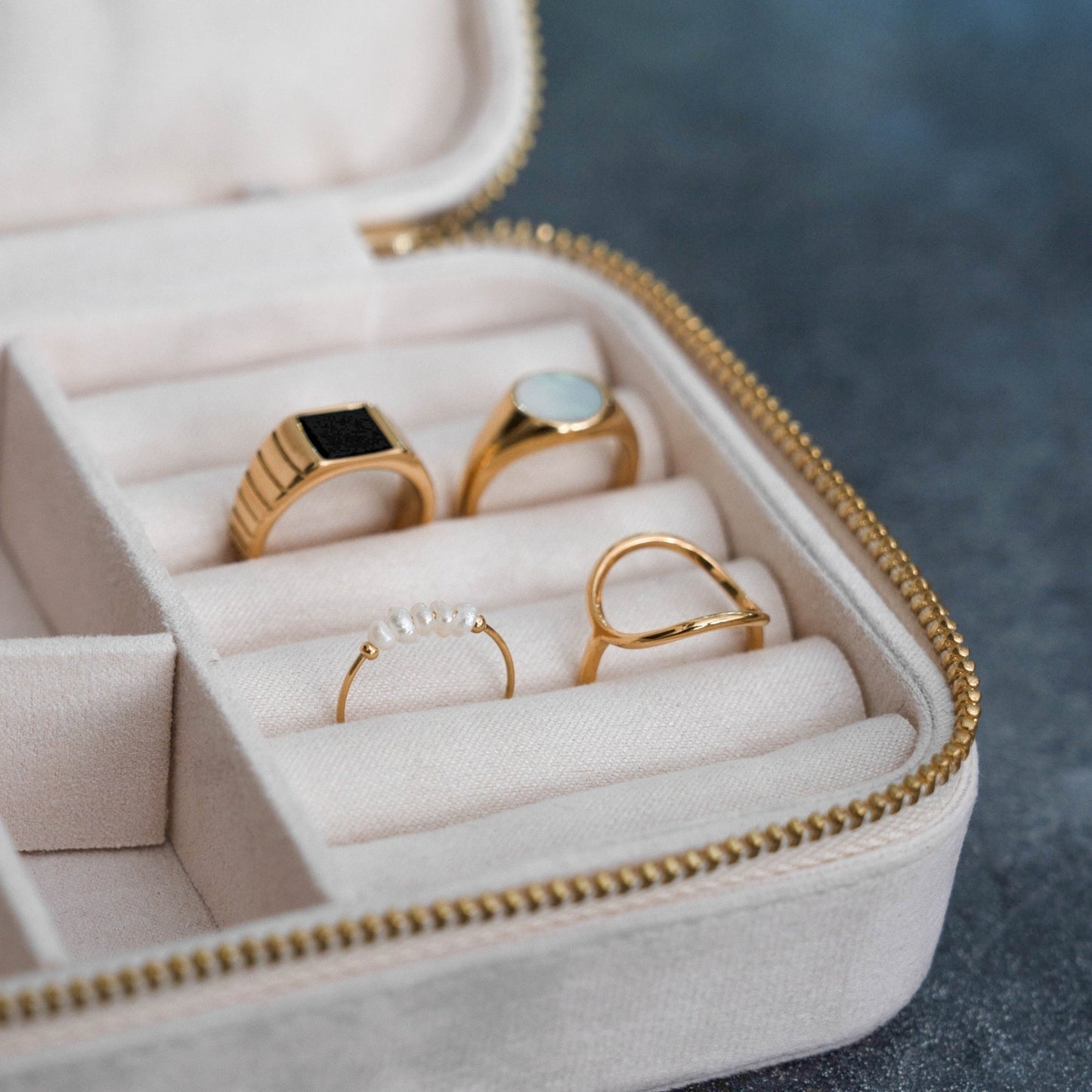 Chic Isolde Mini Pearl Ring - Élevez votre style !